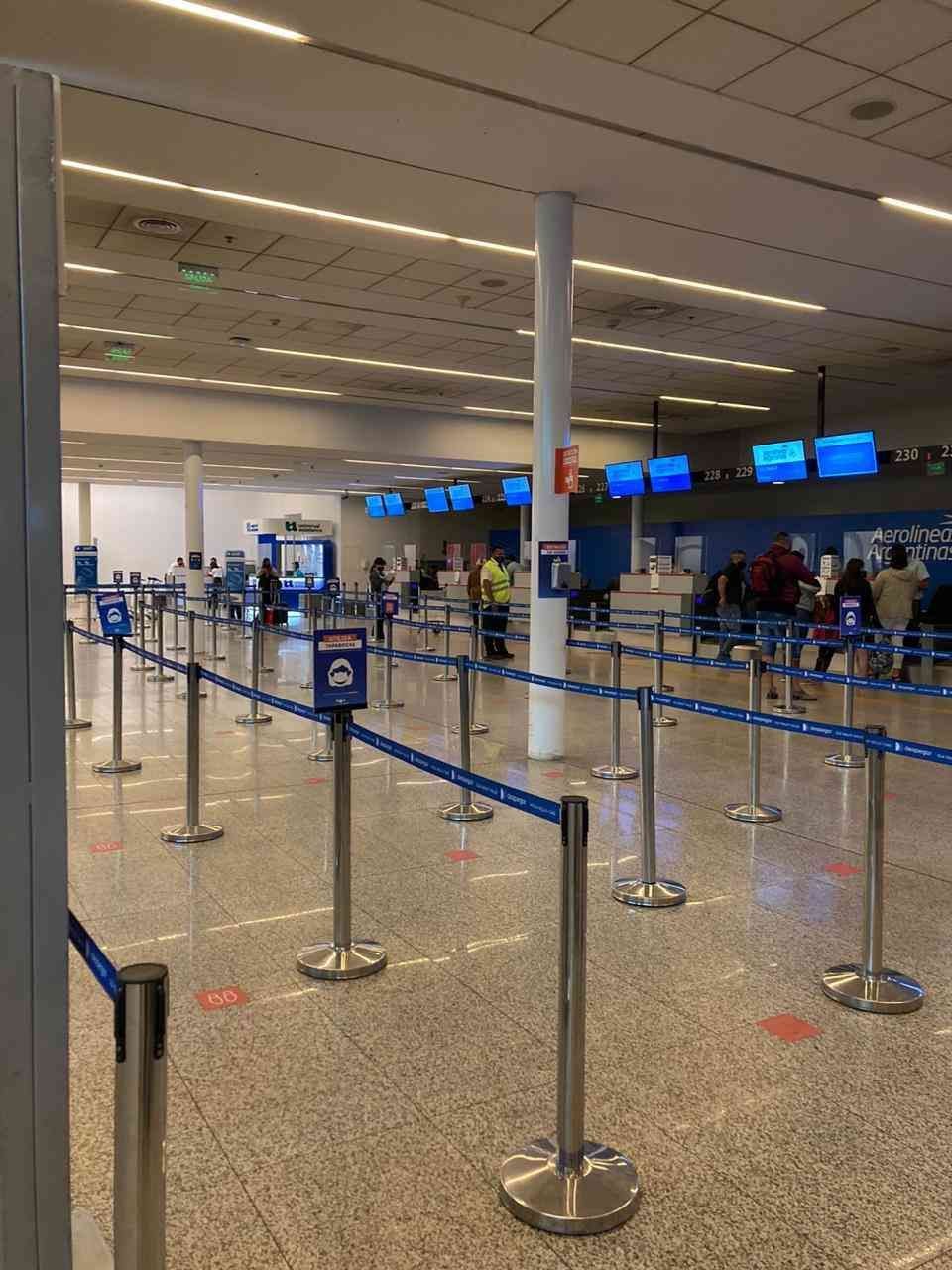 Dónde embarcar en Aeroparque Jorge Newbery 3 Personas embarcando en puerta de Aeroparque