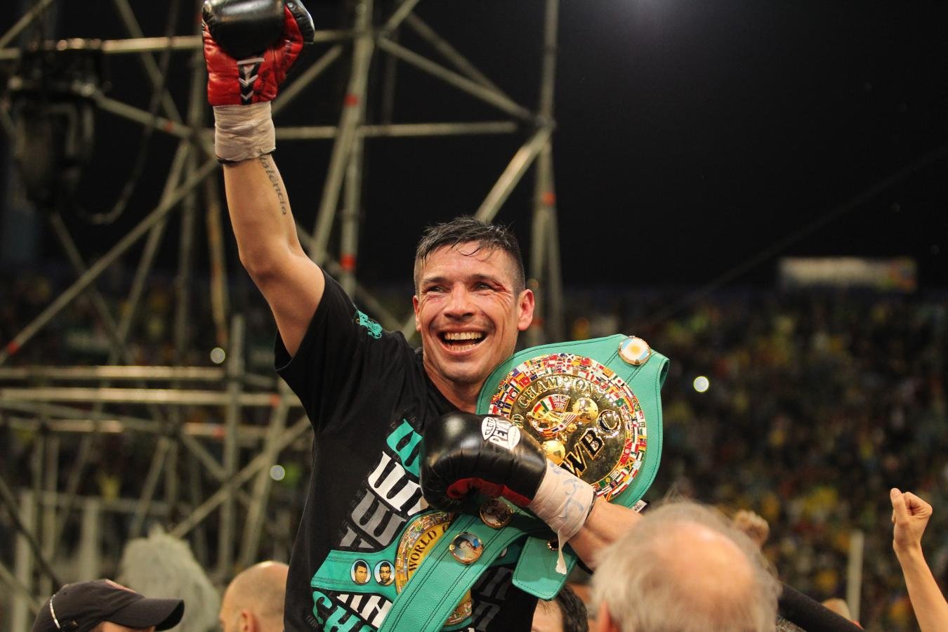 Maravilla Martínez celebrando su victoria histórica