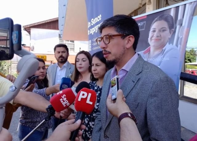 Persona trabajando con licencia A3 en oficina