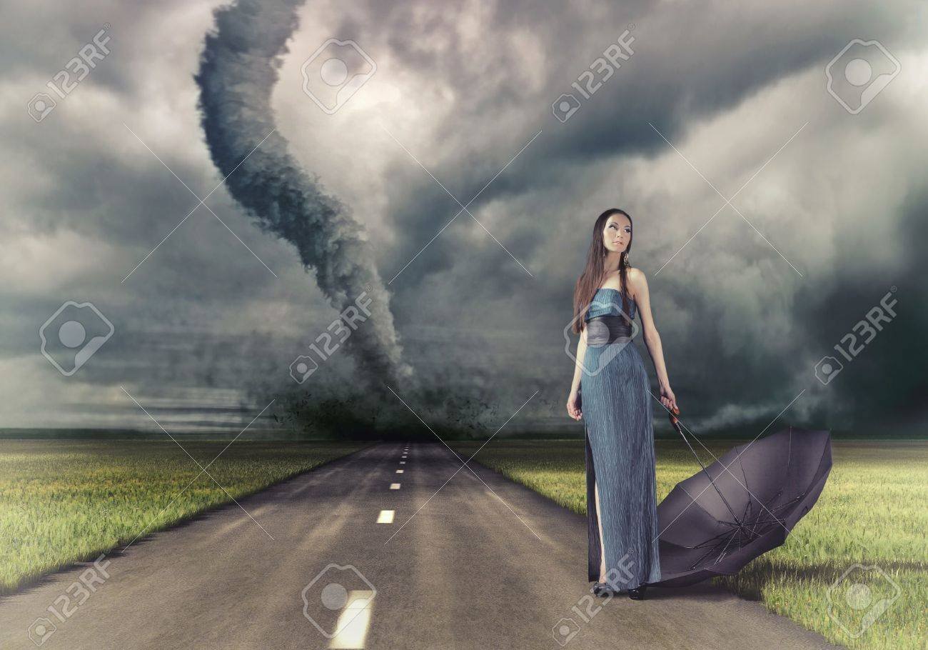 Mujer conduciendo una Honda Tornado en carretera