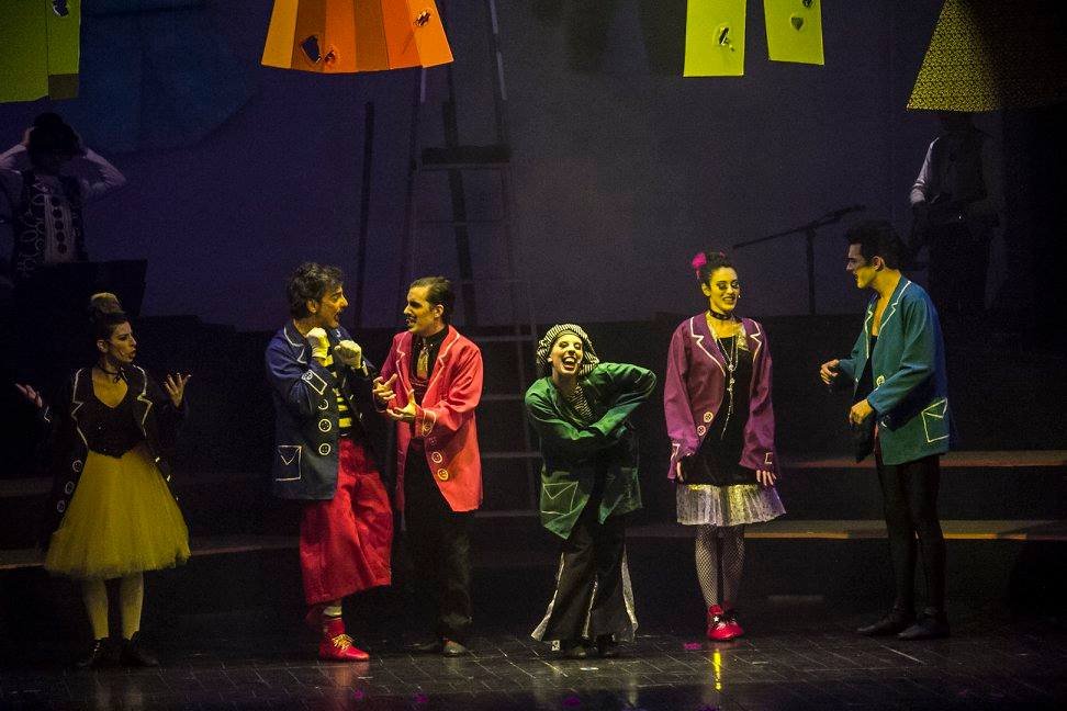 Qué canciones de María Elena Walsh fueron censuradas 2 María Elena Walsh cantando en un escenario