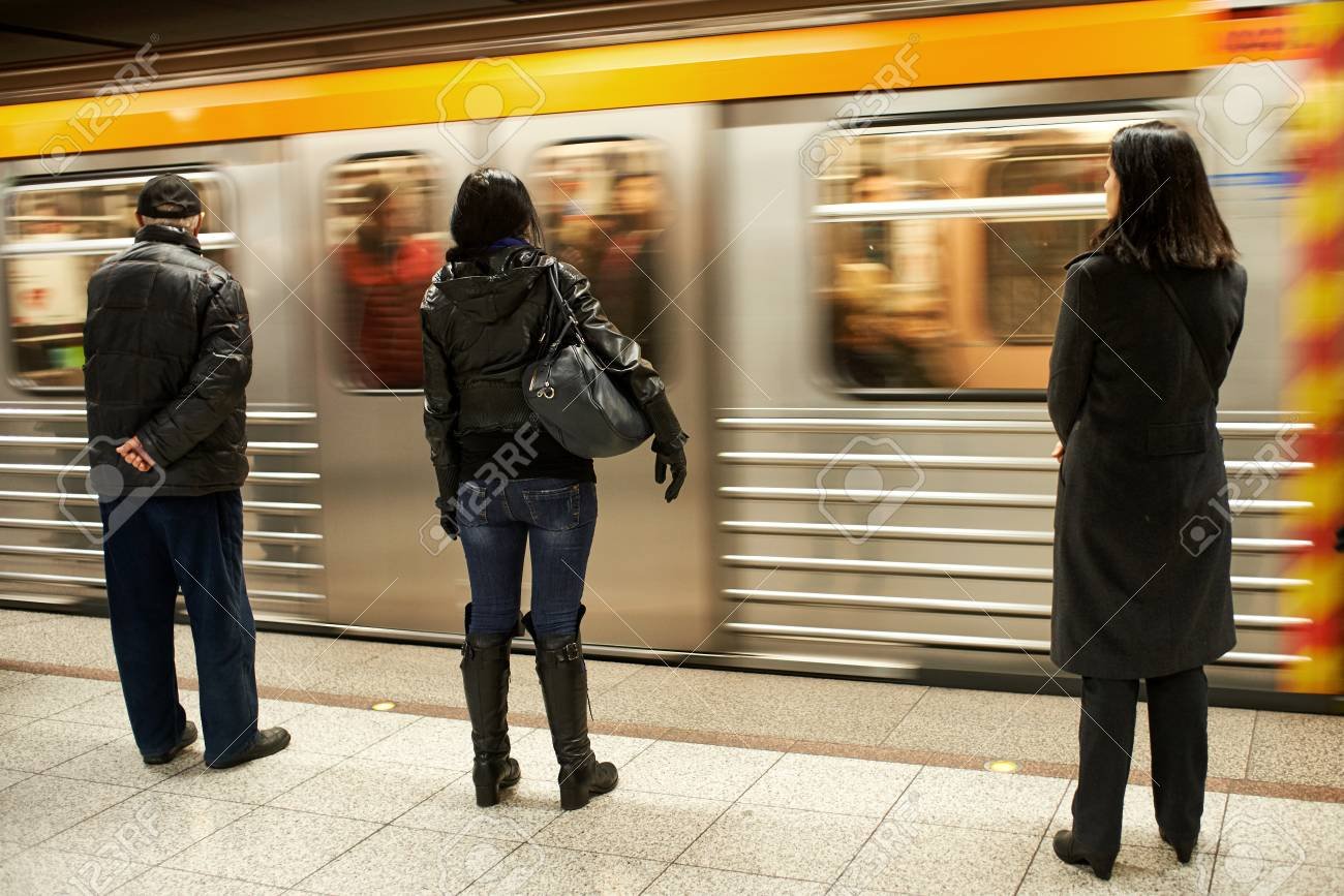 72197573 personas esperando el tren en una estacion de metro