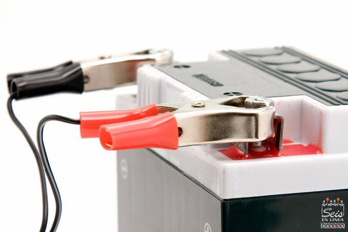 Cuánto tarda en cargar una batería de moto con un cargador