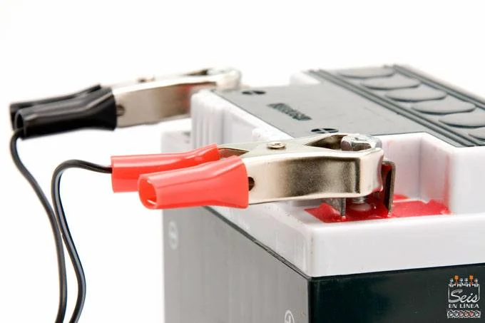 Cuánto tarda en cargar una batería de moto con un cargador