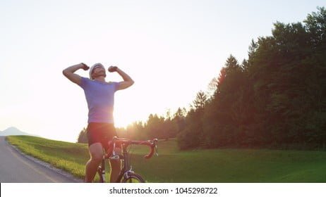 Ciclista en carretera con paisaje natural