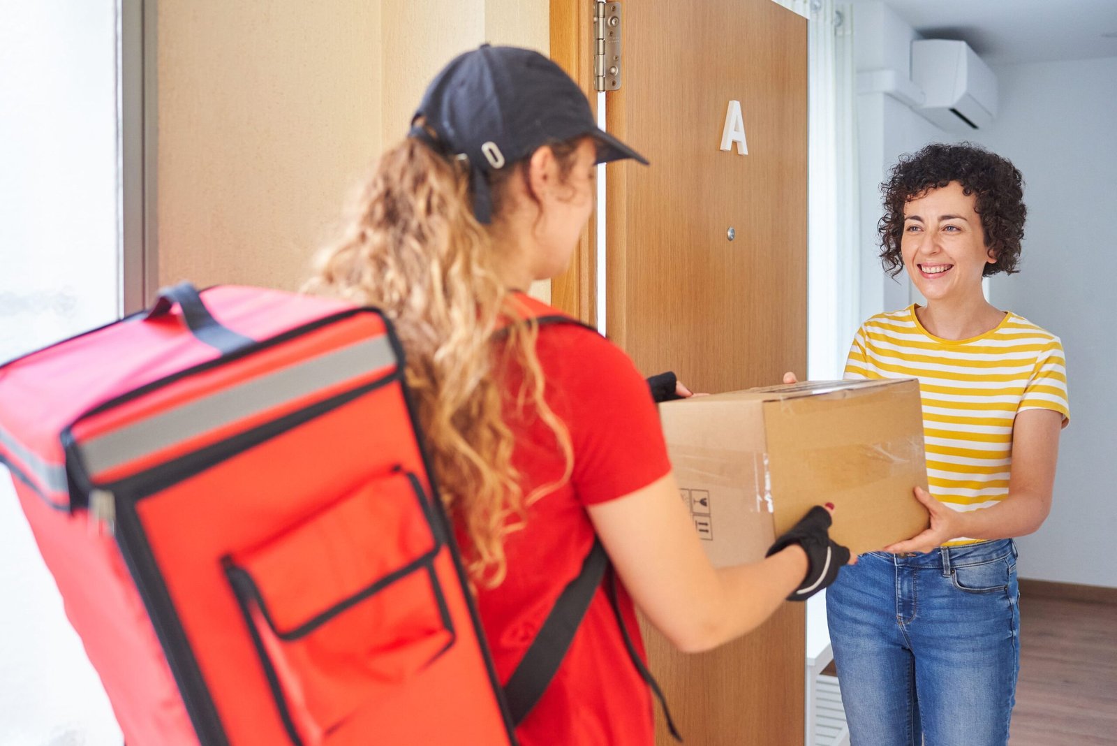 Cuántos días tarda en llegar un paquete por Correo Argentino 1 mujer recibe paquete casa 2734377 scaled
