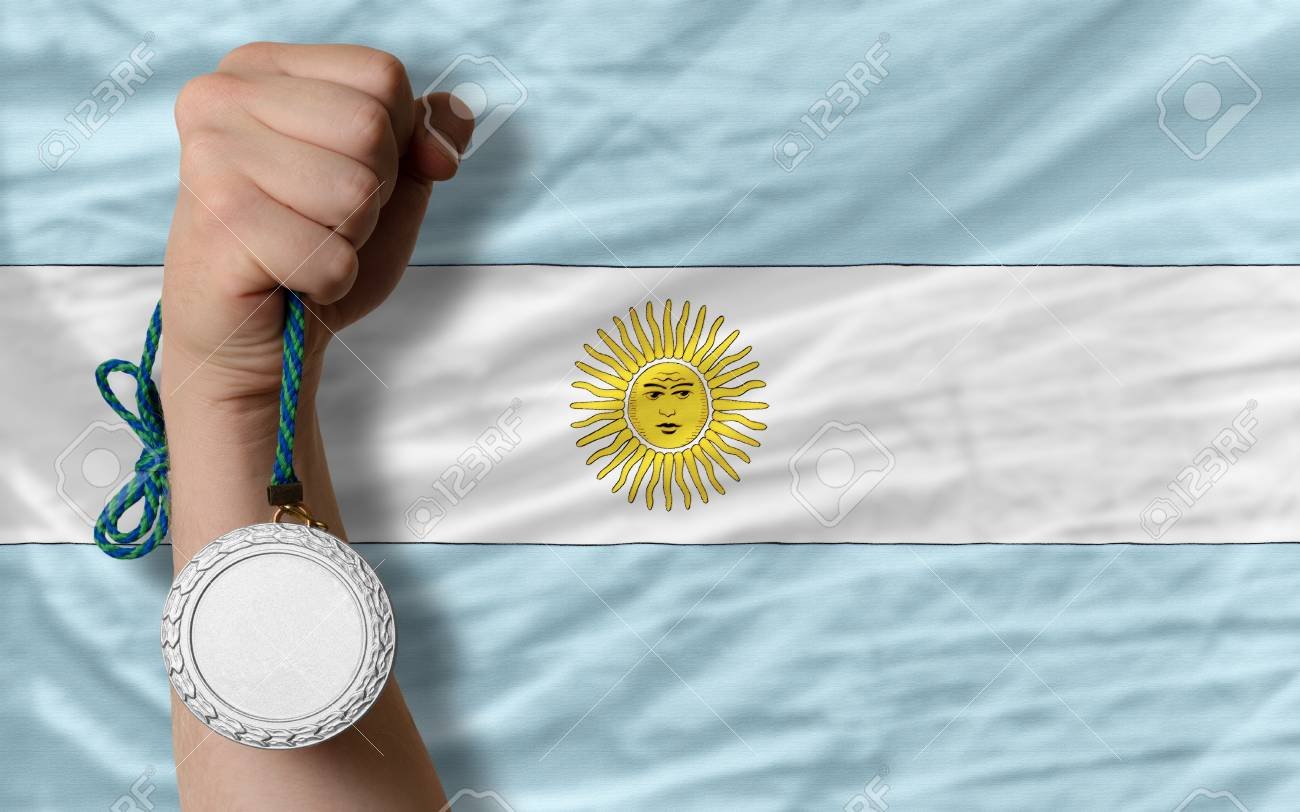 Cuántas veces fue subcampeón del Mundo Argentina 1 20566999 sostiene la medalla de plata para el deporte y la bandera nacional de argentina