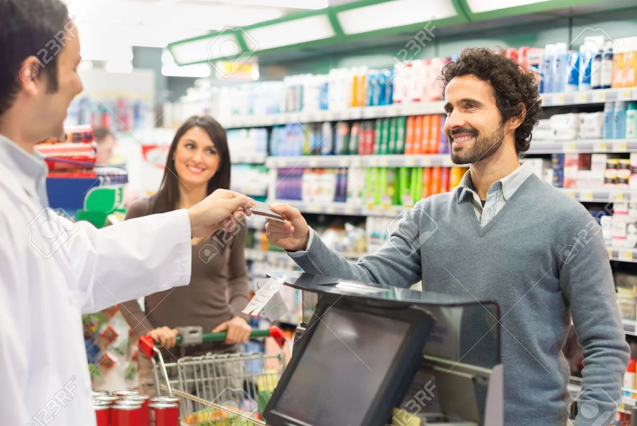 42245424 al cliente utilizando una tarjeta de credito para pagar en un supermercado