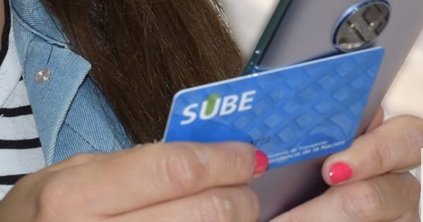 Manos sosteniendo tarjeta SUBE para varios pasajeros