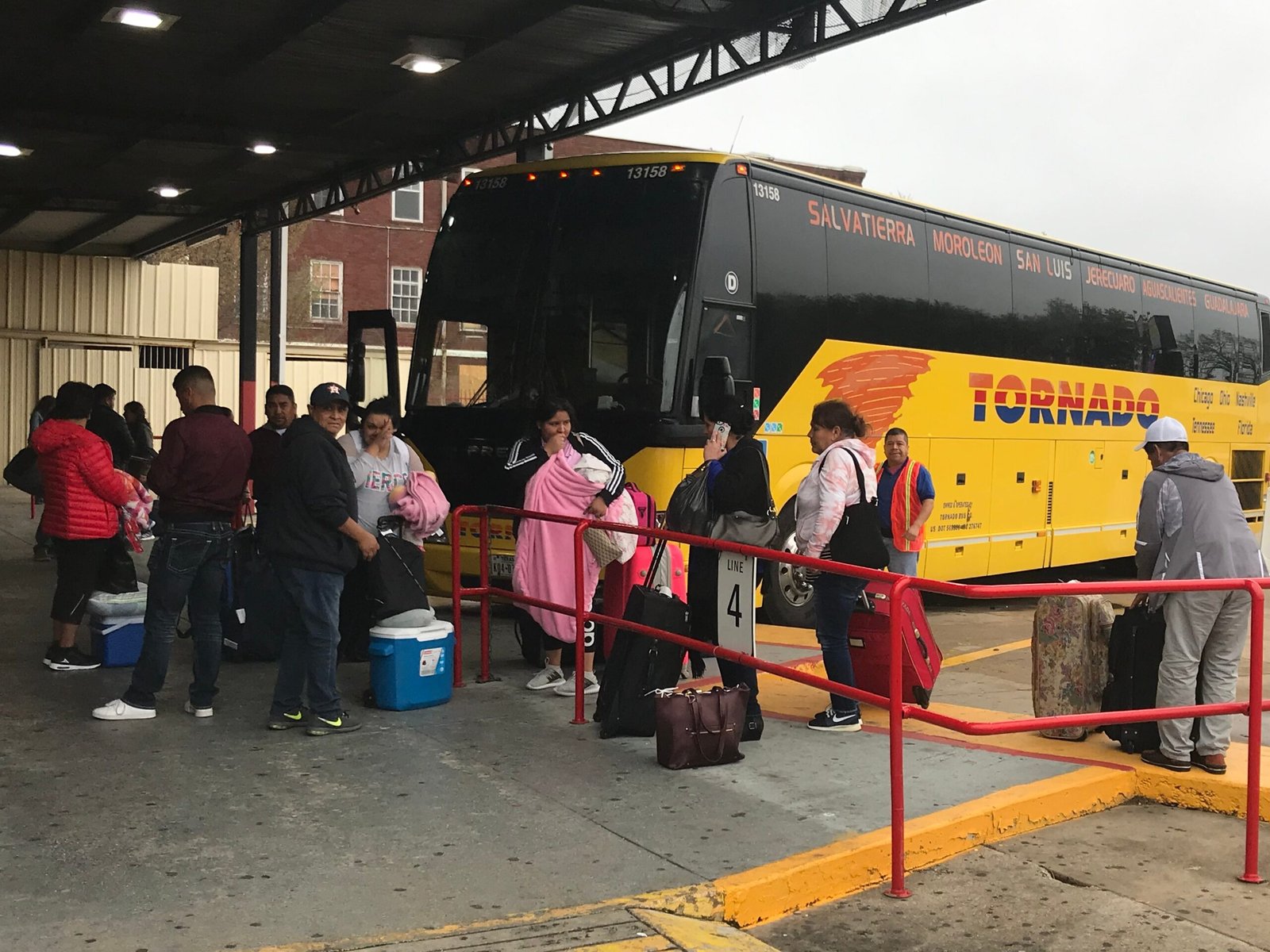 Pasajero esperando en la terminal de autobuses