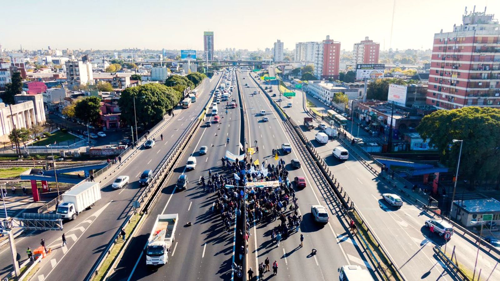 Qué colectivos pasan por la General Paz 2 Colectivos circulando en la General Paz
