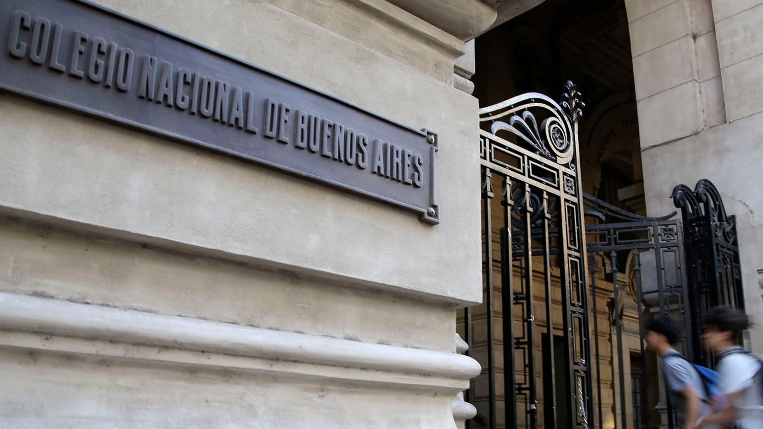 Estudiantes felices ingresando al Nacional Buenos Aires