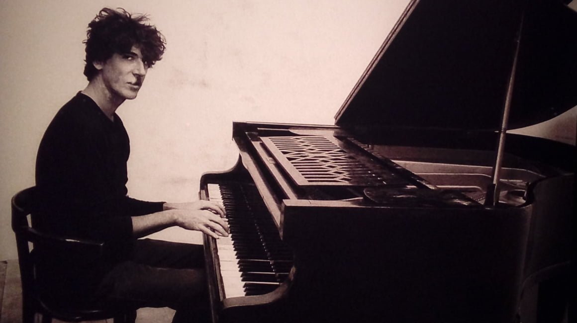 Retrato de Charly García tocando el piano