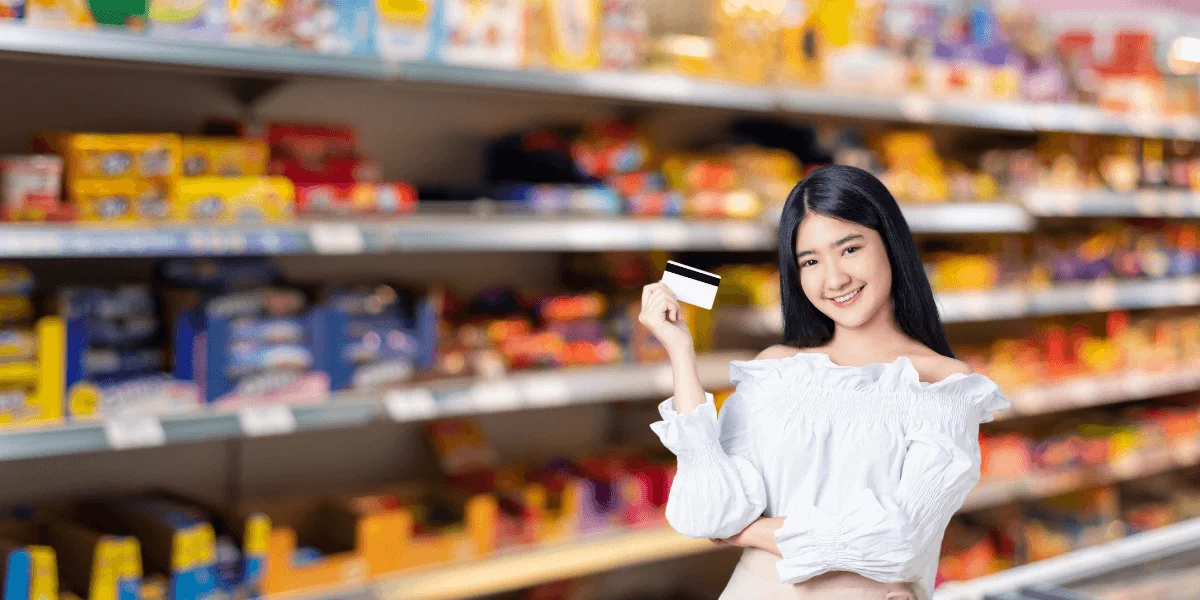 Familia comprando en supermercado con tarjeta débito