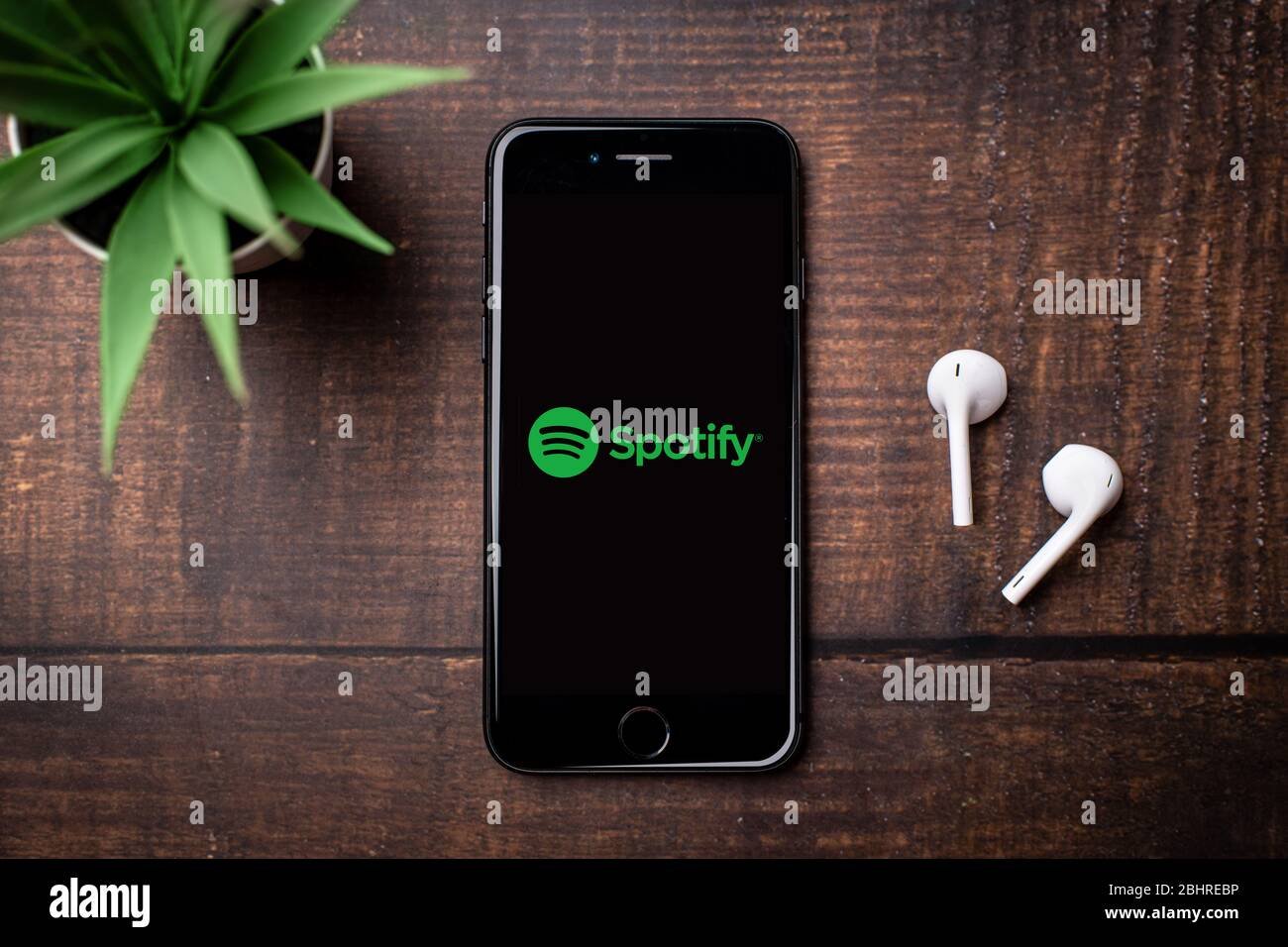 antalya turquia 25 de abril de 2020 pantalla de telefono inteligente iphone mostrando el logotipo de spotify covid 19 quarantine coronavirus concepto de estancia en casa 2bhrebp