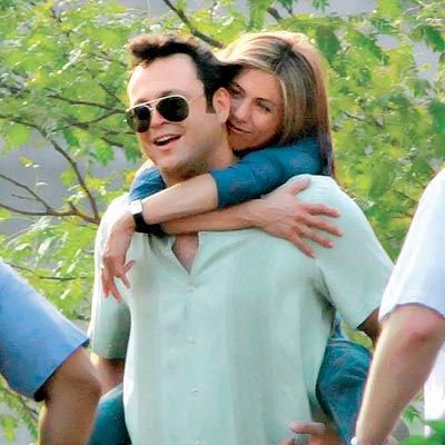 Quién dejó a Jennifer Aniston: Un recuento de sus relaciones amorosas 2 Jennifer Aniston y Vince Vaughn juntos sonriendo