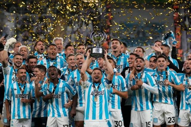 Celebración de equipo argentino levantando trofeo deportivo