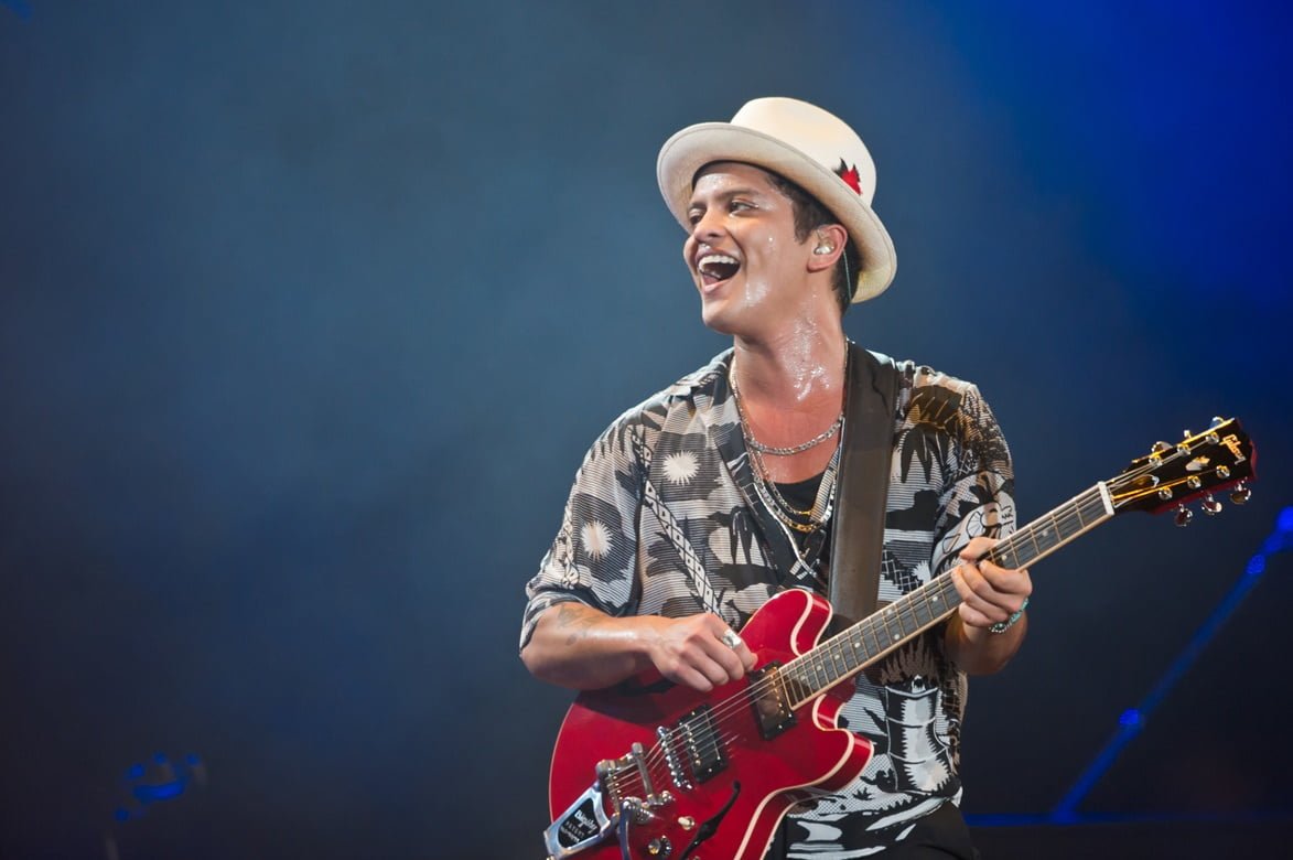 Qué pasó con Bruno Mars porque ya no canta 2 Bruno Mars cantando en un concierto