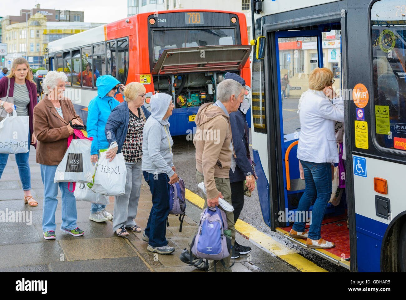 cola de personas subir a un autobus stagecoach en el reino unido gdhar5