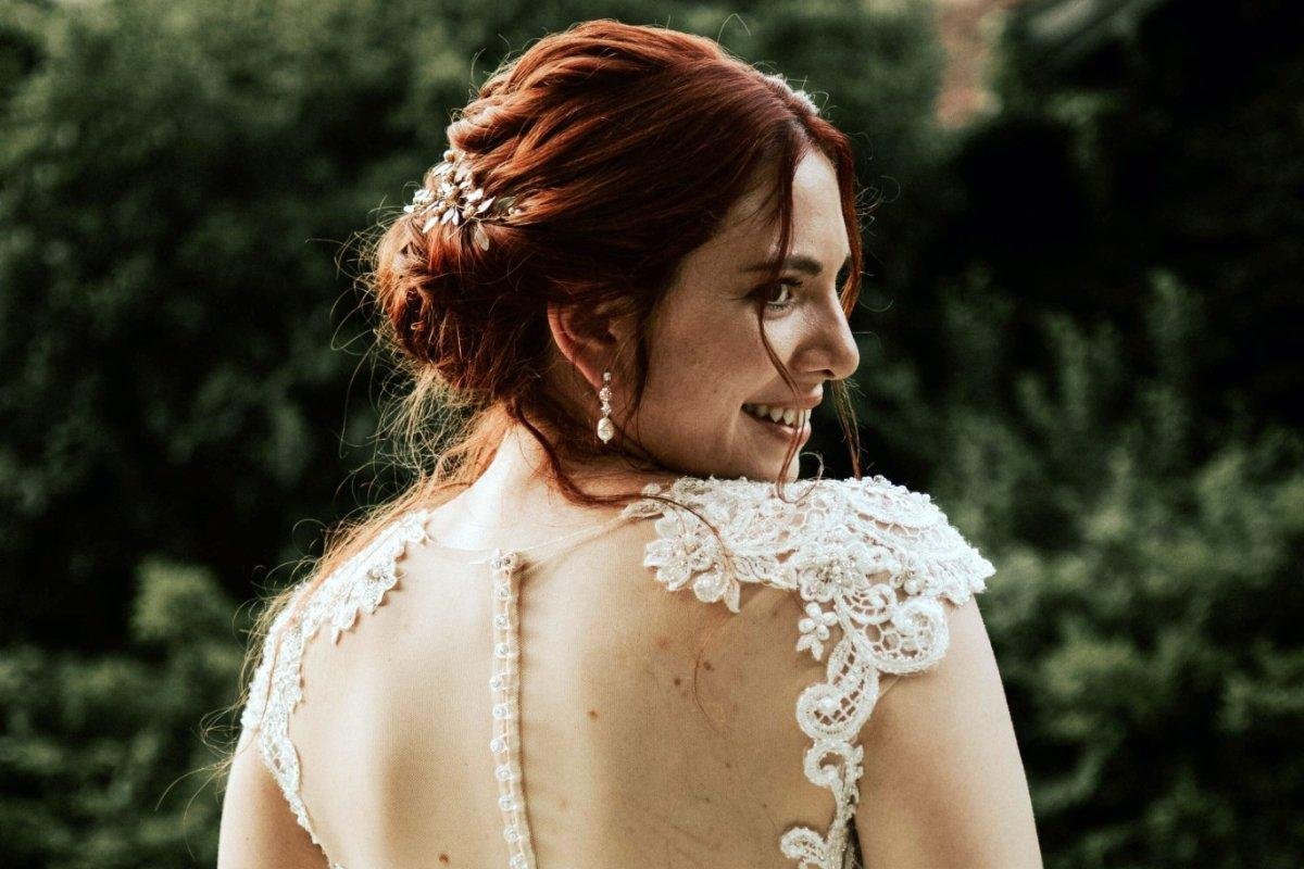 como elegir los mejores aros colgantes para lucir en una fiesta