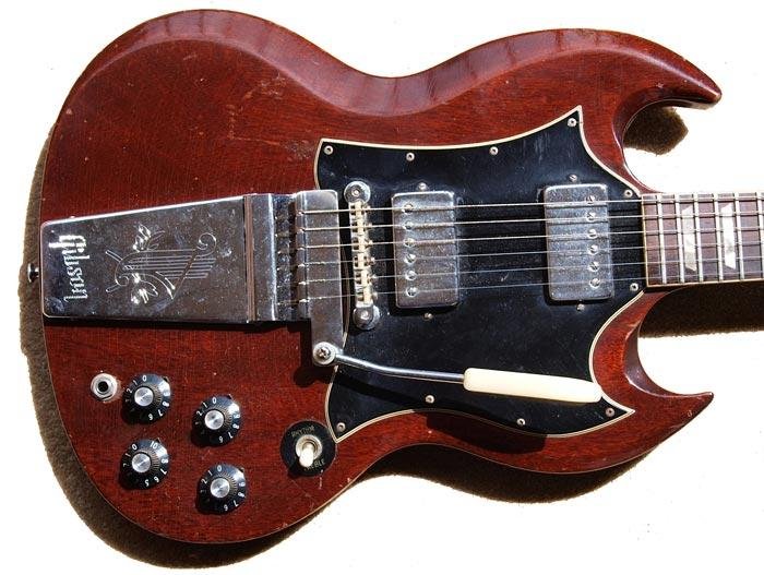 Cómo es la guitarra Gibson SG que usa Angus Young de AC/DC