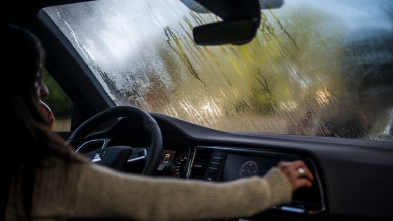 Cómo puedo desempañar los vidrios del auto cuando llueve eficazmente