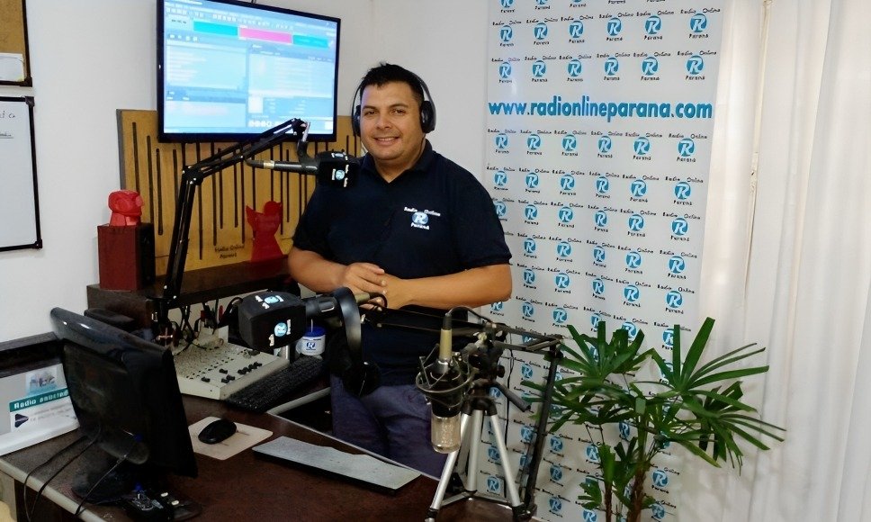 como puedo escuchar radio la voz en vivo desde parana