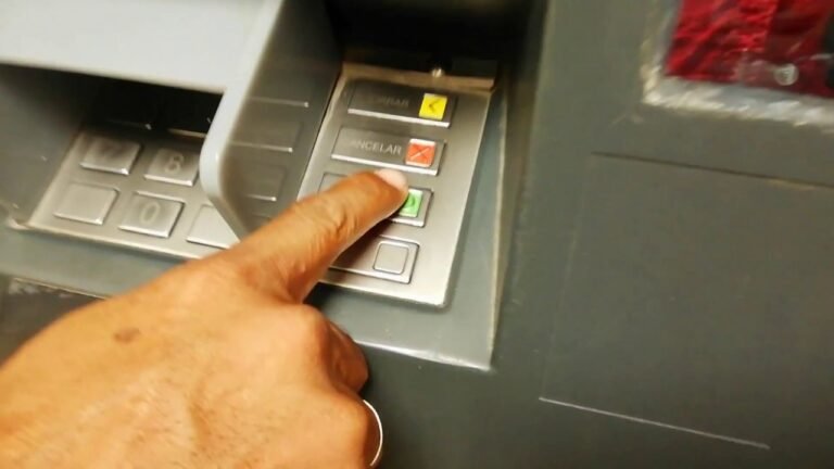 Cómo puedo retirar dinero del cajero automático sin tarjeta