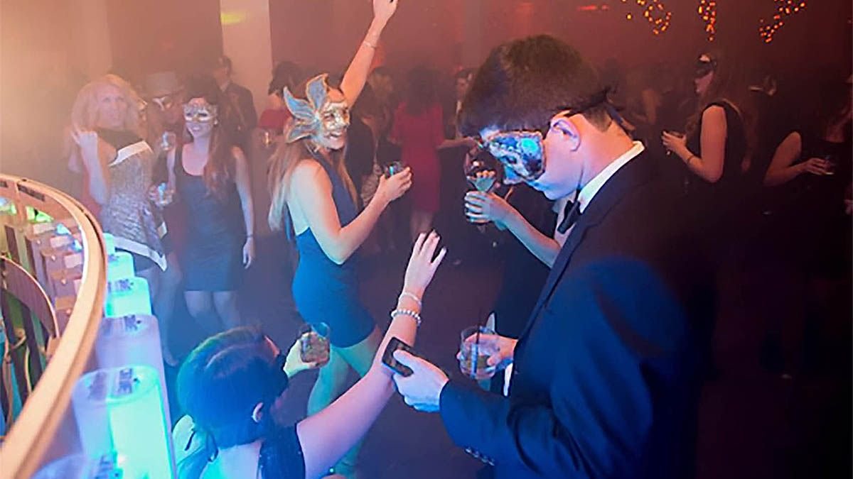 como se vive una fiesta swinger y que hay que saber antes de ir