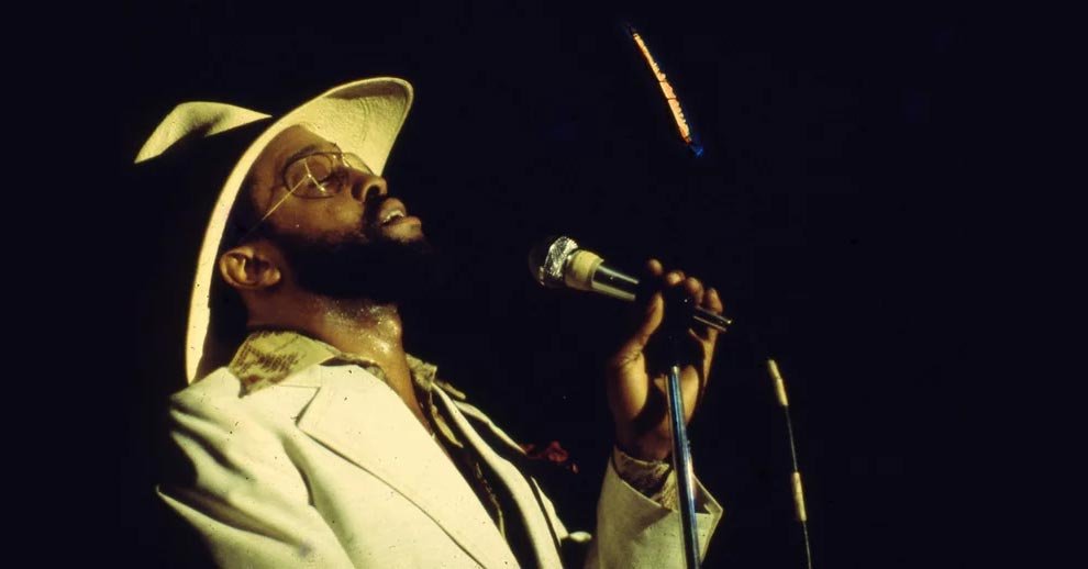 de que trata la cancion me mrs jones y quien la canta