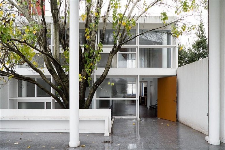 donde se encuentra la casa de le corbusier en la plata y que la caracteriza