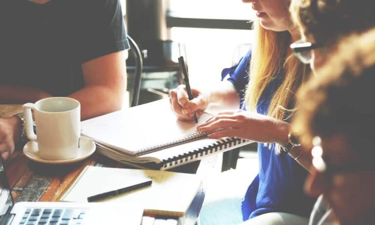 Cómo dibujar dos personas trabajando y escribir una historia sobre ellas 4 Cómo dibujar dos personas trabajando y escribir una historia sobre ellas