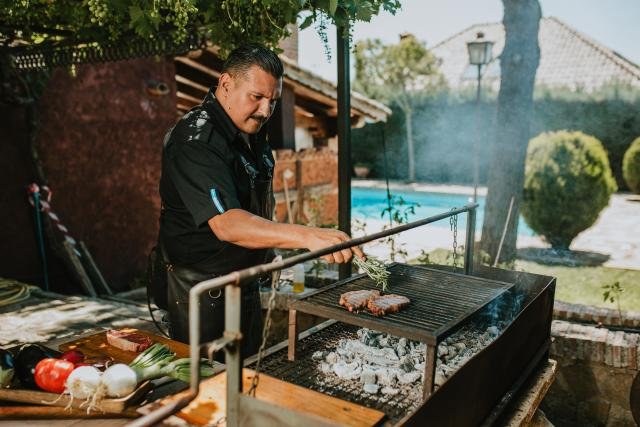 Cocineros preparando asado argentino al aire libre