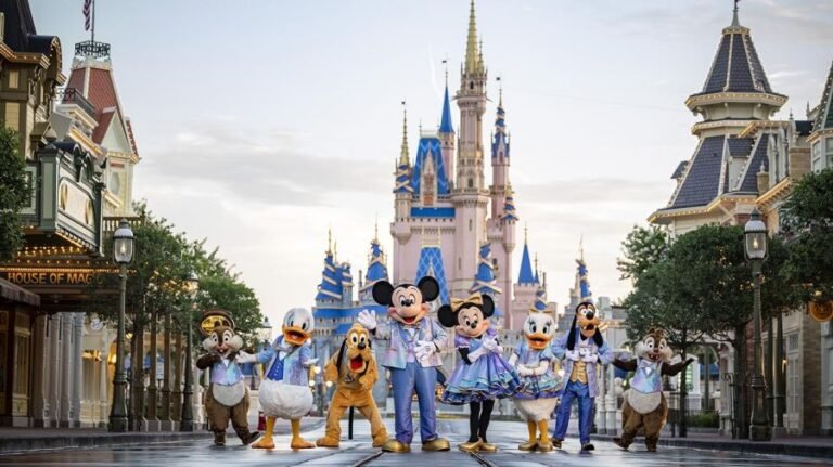 En qué año se fundó Disney World y qué hitos importantes tuvo