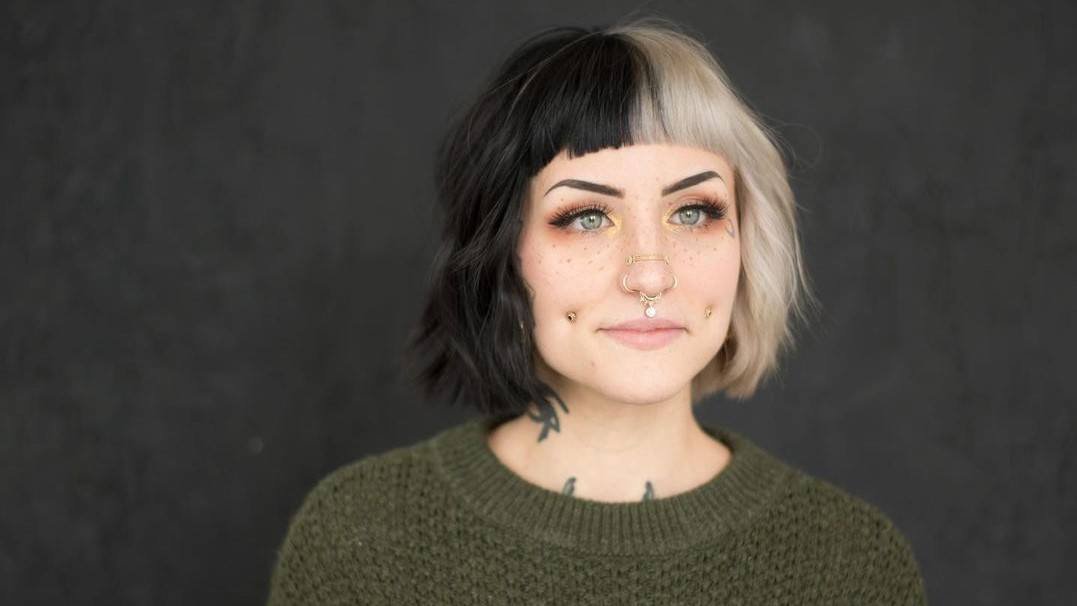 es posible tener el pelo mitad blanco y mitad negro de forma natural