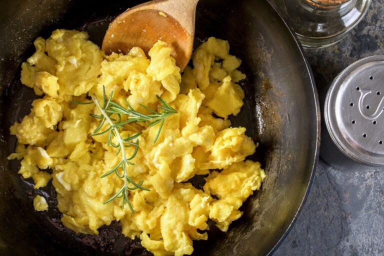 Es recomendable añadir leche a los huevos revueltos para mejorar su sabor