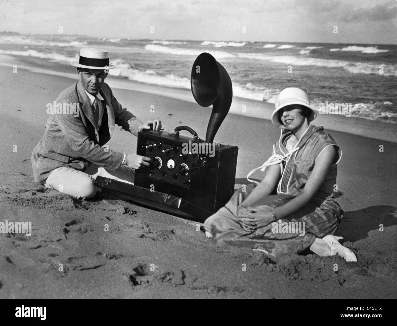 Dónde escuchar Cadena 3 en Mar del Plata 1 escucha la radio en la playa 1924
