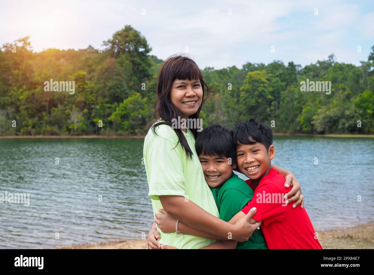 Madre e hijos felices abrazándose al aire