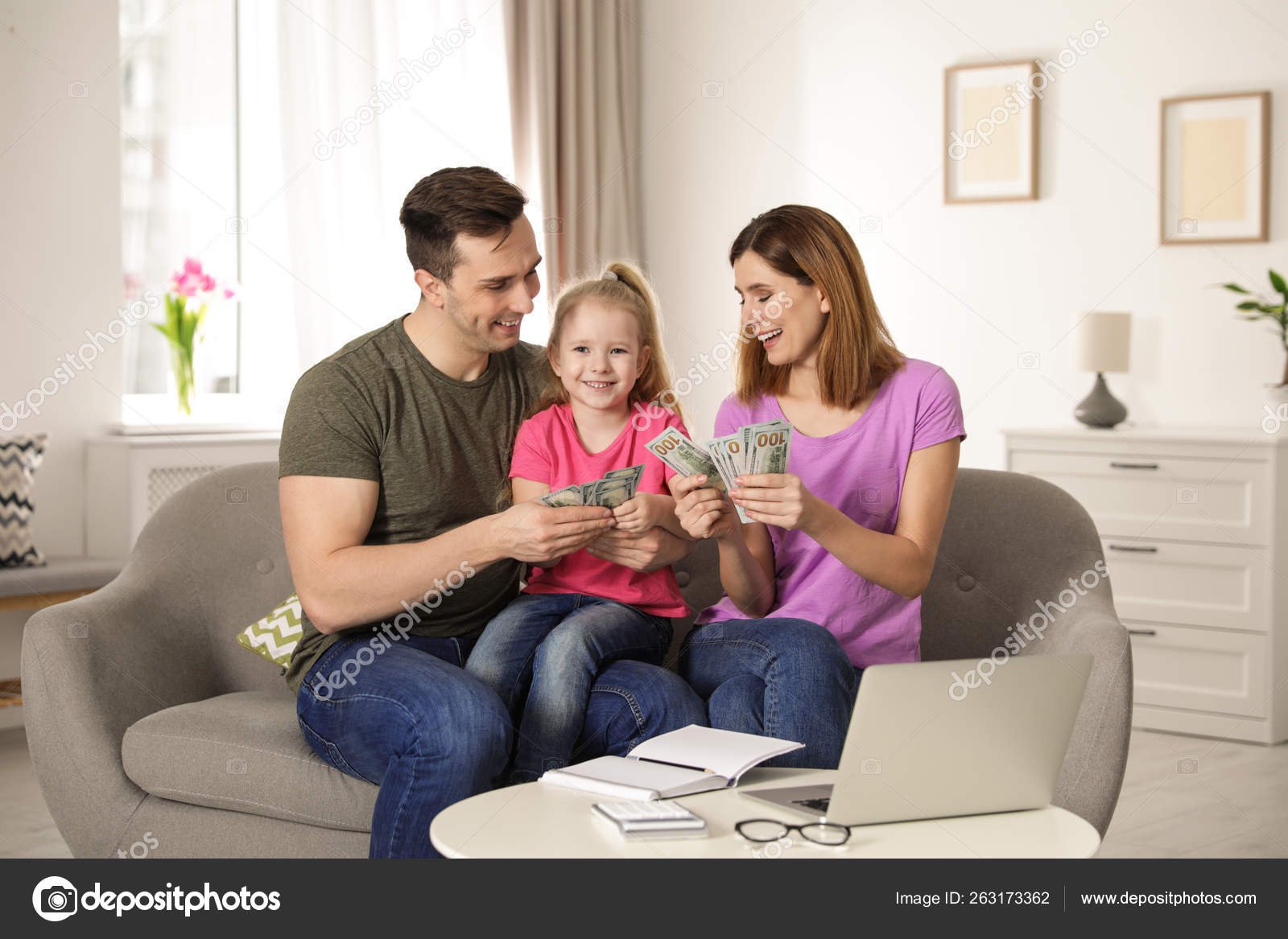 familia feliz recibiendo dinero en efectivo