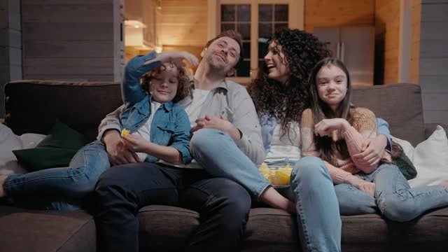 Dónde puedo encontrar la película Un lugar en silencio 2 2 Familia viendo película en casa felices