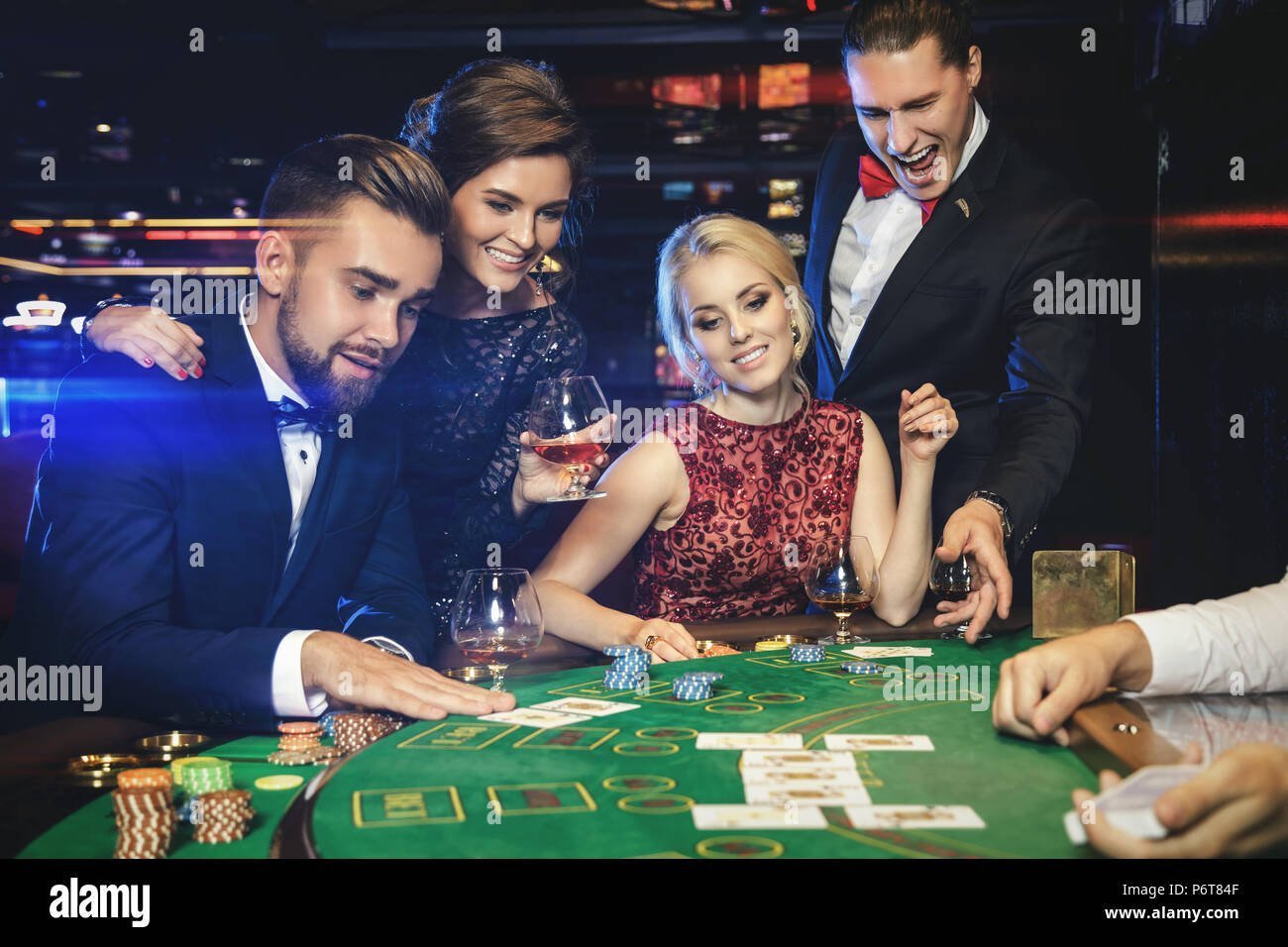 Cómo inscribirse en el programa 8 escalones 3 Personas felices celebrando después de ganar juego