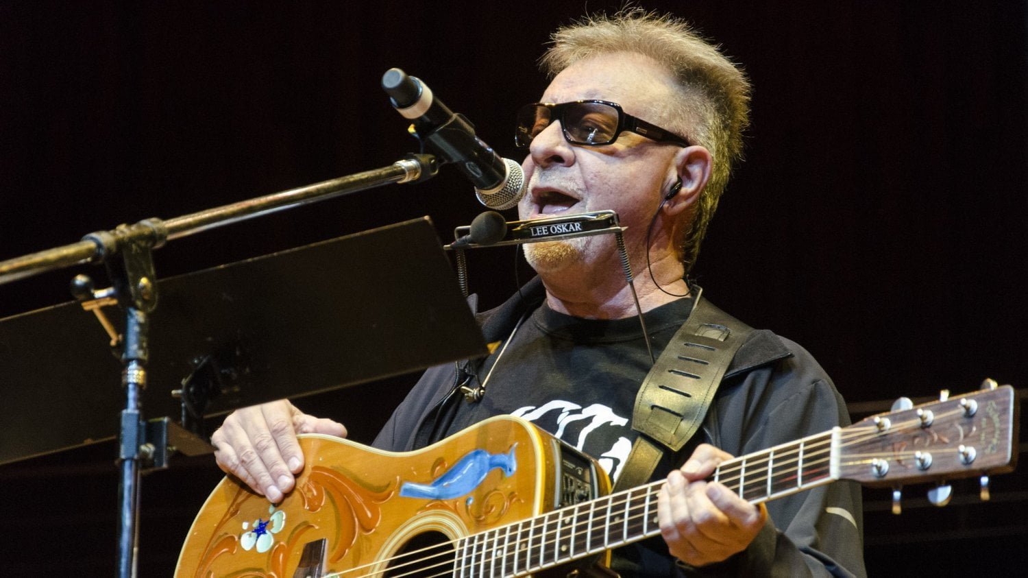 León Gieco cantando en protesta callejera