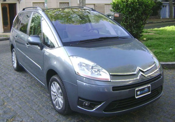 Qué autos tienen 7 asientos en Argentina 2 Familia viajando en un auto de 7 asientos