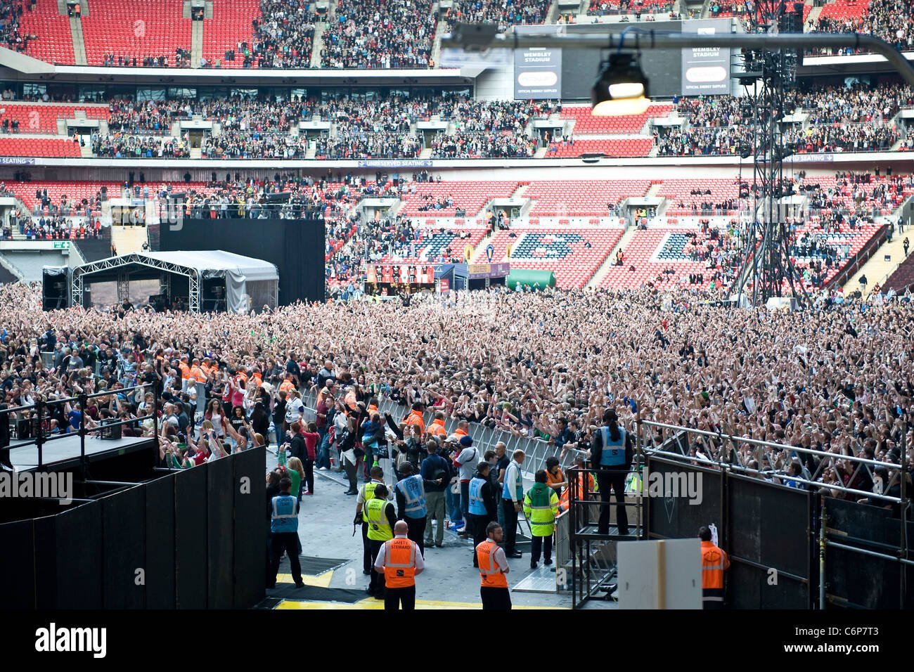 green day tocando en vivo en el estadio de wembley en londres londres inglaterra 19 06 10 carsten windhorst c6p7t3