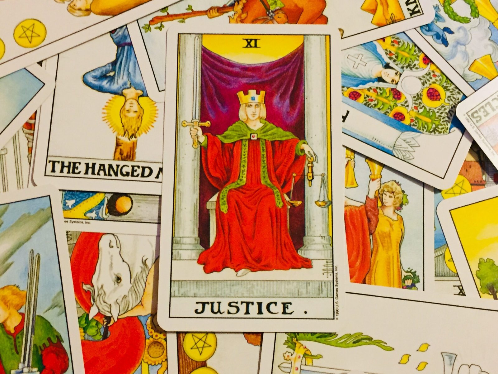 la carta de la justicia en el tarot indica un si o un no scaled