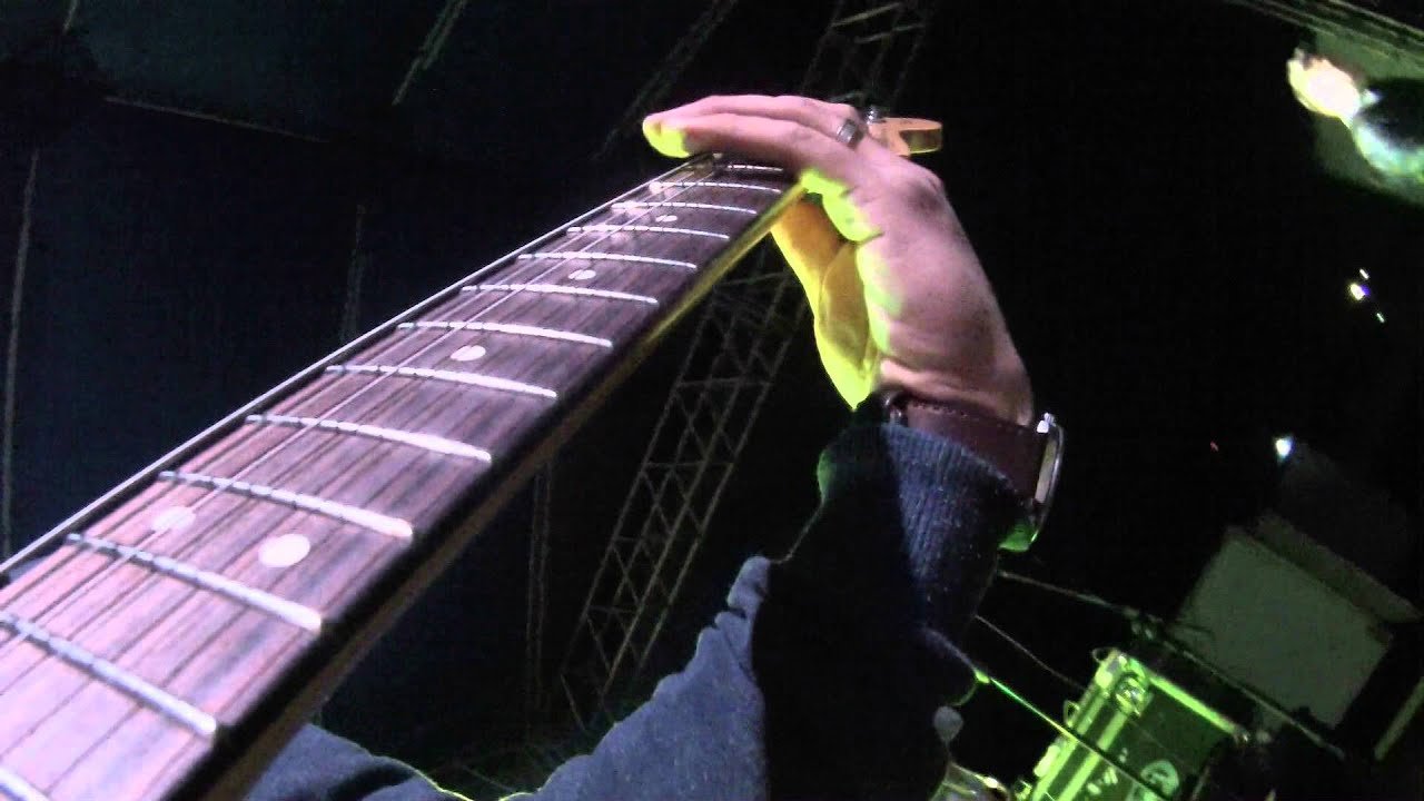 Cuáles son las características del rock and roll 2 Guitarrista eléctrico tocando en un concierto