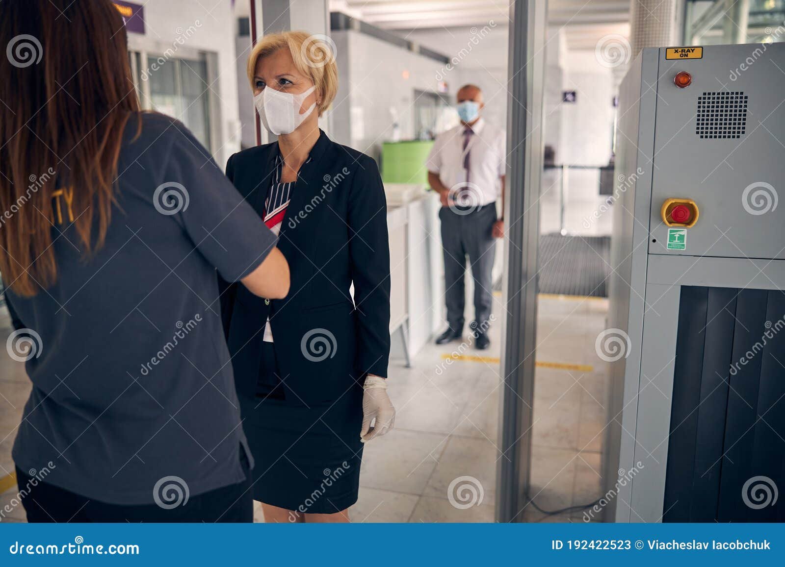 Dónde embarcar en Aeroparque Jorge Newbery 2 Mujer pasando por control de seguridad