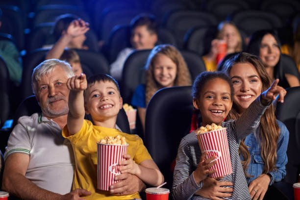 Familia riendo en una sala de cine
