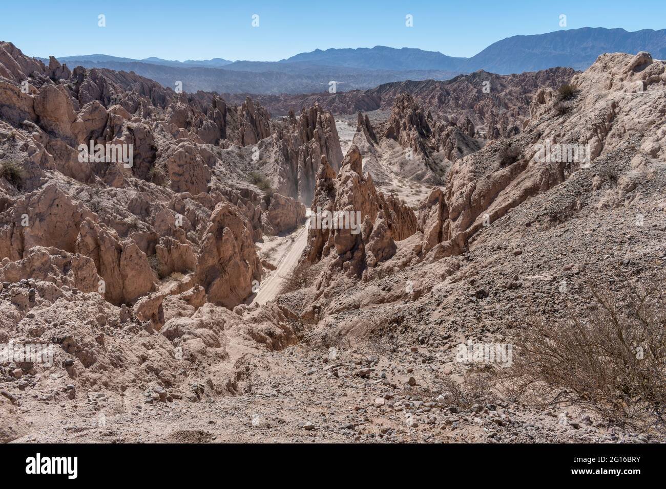 paisaje desertico en la ruta 40 entre cafayate y cachi en la provincia de salta norte de argentina 2g16bry