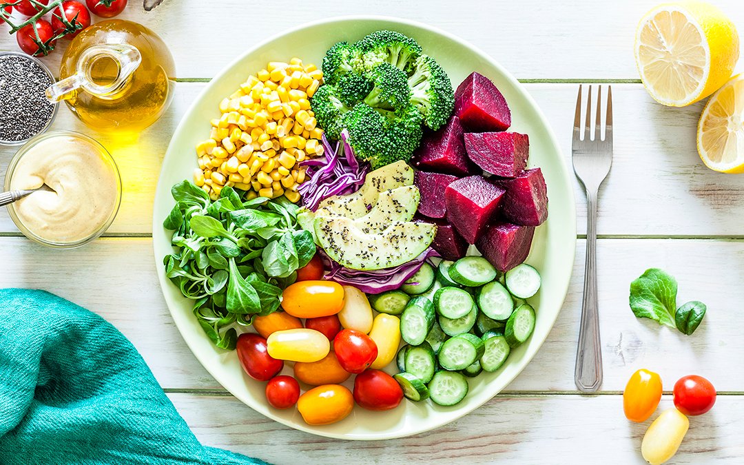 plato con alimentos saludables y variados